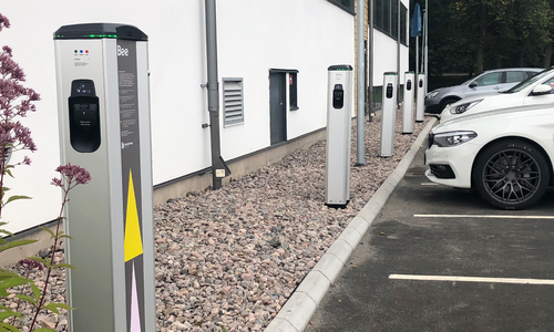 Laddstolpar från Bee